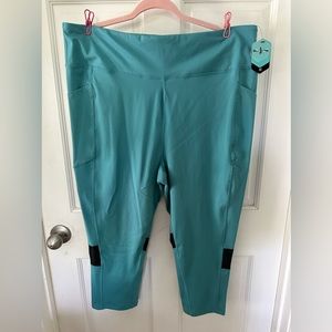 SOLD NWT LuLaRoe Fearless workout capris style.. Size 3X